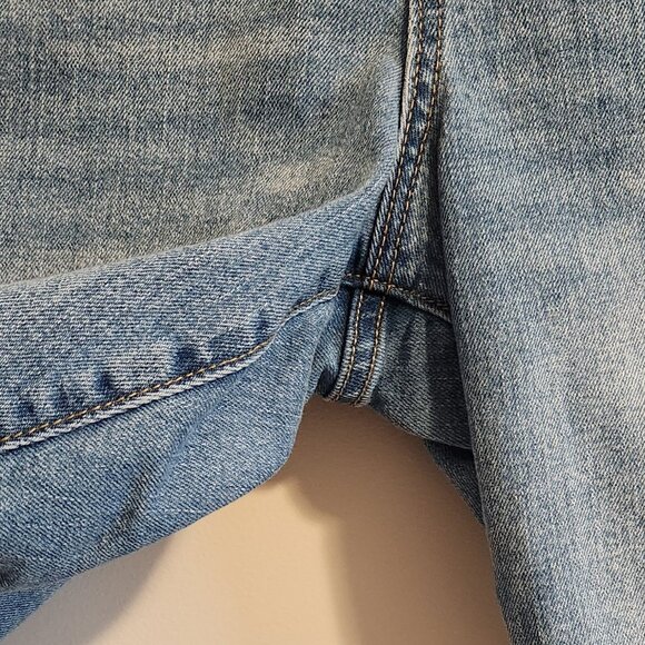 Old Navy Women's Distressed Jean Short Size 14 EUC - Picture 4 of 12